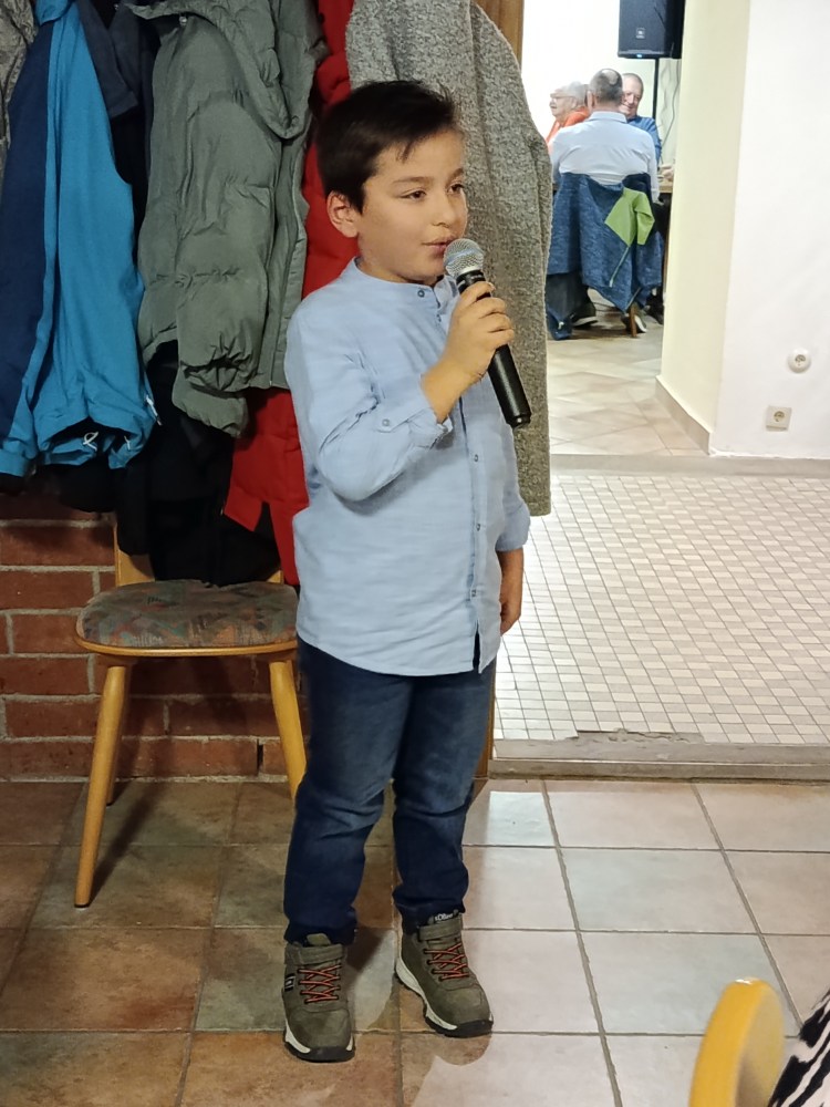 Alexander trägt sein Gedicht vor